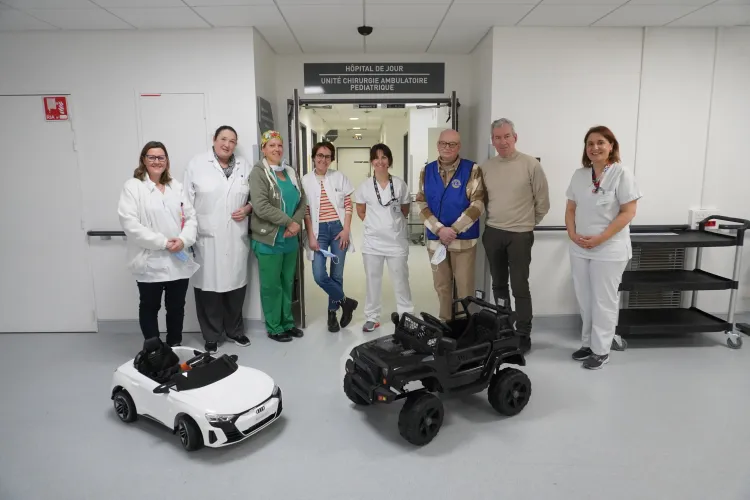 photo de groupe devant les voitures