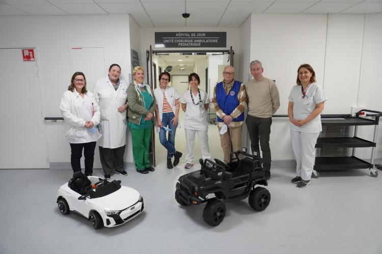 photo de groupe devant les voitures