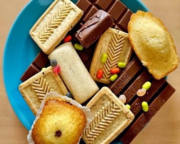 un bol de gateaux et sucreries