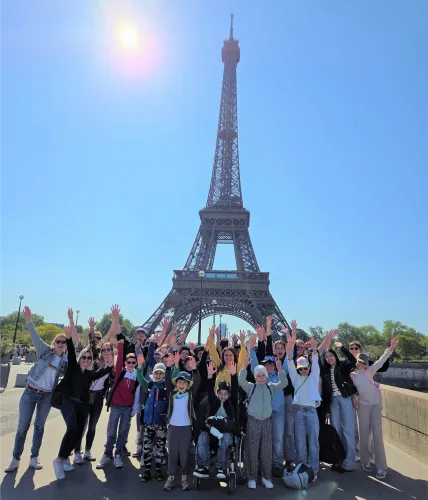 Le dimanche, sous un soleil radieux, nous avons passé la journée au Parc Astérix, où les enfants ont pu profiter pleinement des attractions grâce à des tickets coupe-file, leur garantissant un accès direct et illimité. Le midi un délicieux buffet à volonté a comblé les petits et grands gourmands. Cette expérience fut une véritable bouffée d'air frais, tant pour les enfants que pour les accompagnateurs. Elle a permis de renforcer les liens entre tous, tout en offrant aux patients l’opportunité de s’échappe