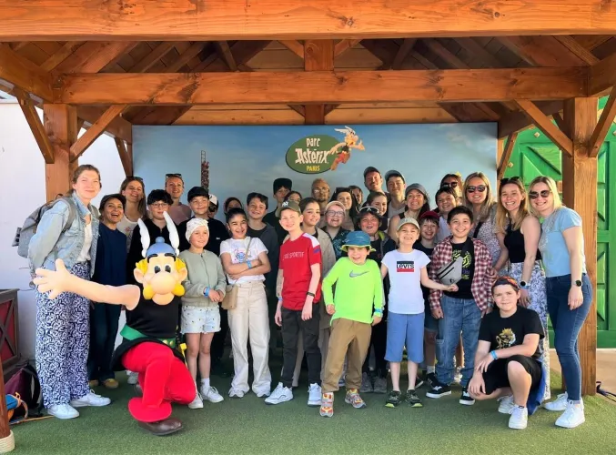 Le dimanche, sous un soleil radieux, nous avons passé la journée au Parc Astérix, où les enfants ont pu profiter pleinement des attractions grâce à des tickets coupe-file, leur garantissant un accès direct et illimité. Le midi un délicieux buffet à volonté a comblé les petits et grands gourmands. Cette expérience fut une véritable bouffée d'air frais, tant pour les enfants que pour les accompagnateurs. Elle a permis de renforcer les liens entre tous, tout en offrant aux patients l’opportunité de s’échappe