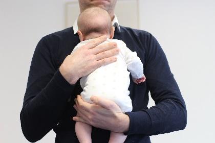 Bébé dans les bras de son papa