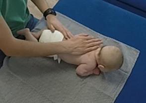 Bébé qui se fait masser