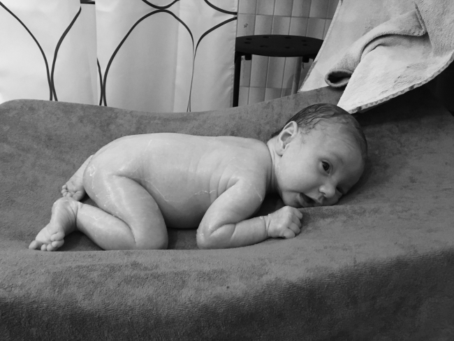 Un bébé à plat ventre