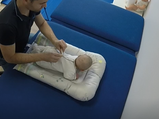 Bébé à plat ventre lors du change