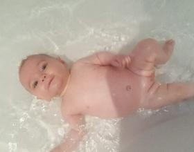 Bébé au bain