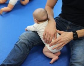 Bébé en appui sur ses genoux