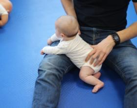 Bébé en appui sur ses genoux