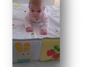 Un bébé à plat ventre