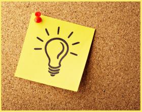 post-it avec une ampoule dessinée sur tableau de liège